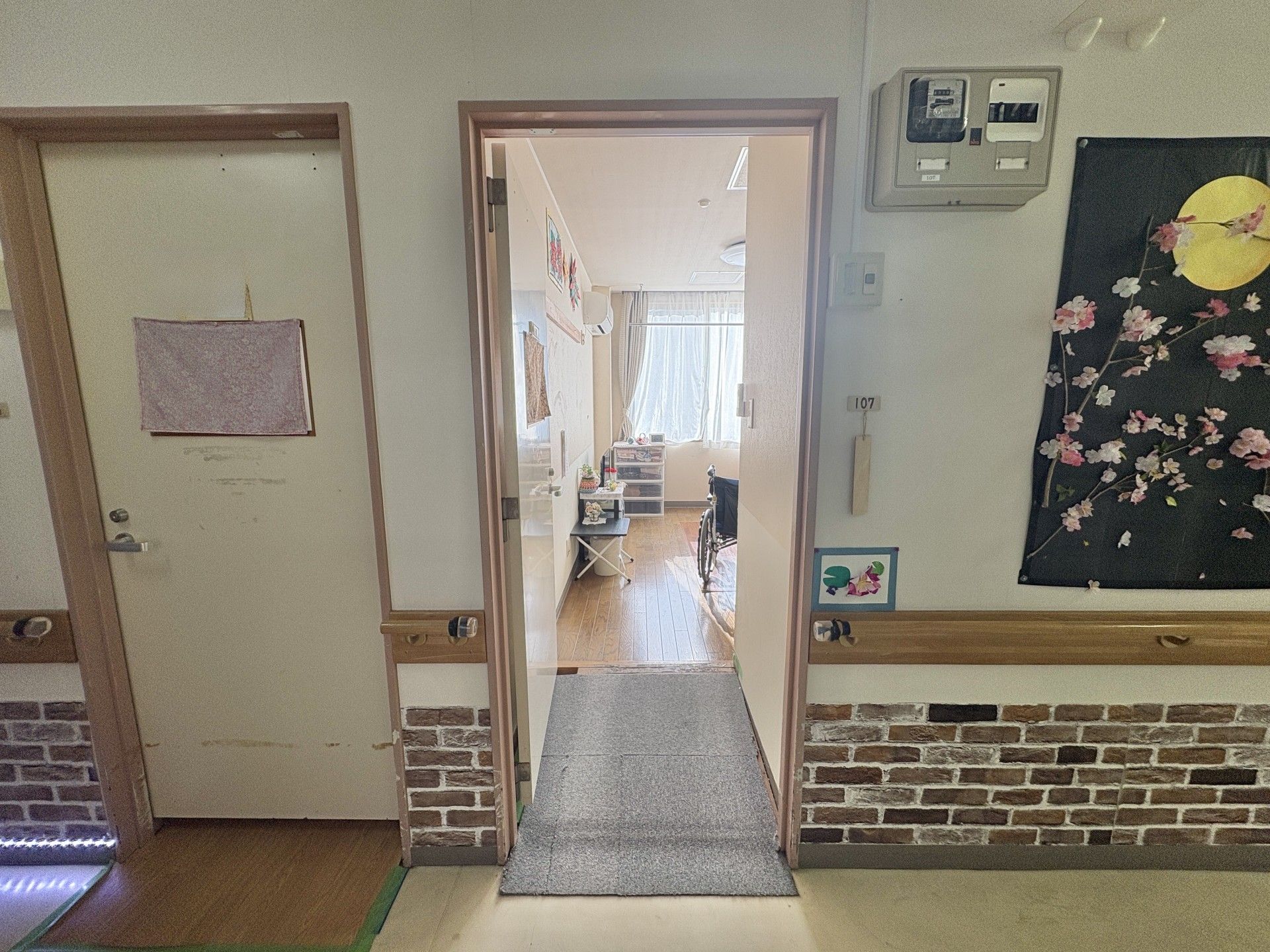 明るい部屋の入口