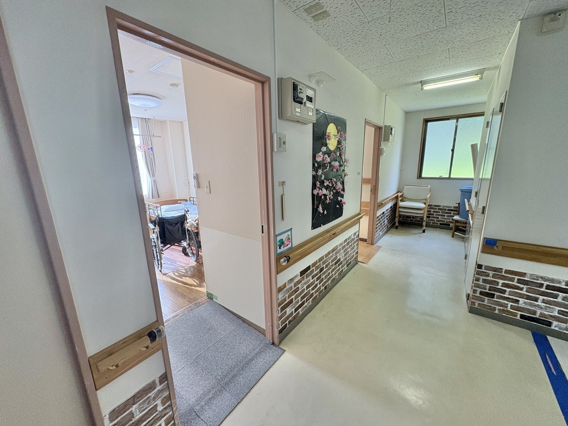 明るい廊下と居室