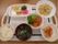 卵焼きや白いご飯んみそ汁、煮物、温野菜が添えられたサラダ、卵とじのようなものが並んでいる。
