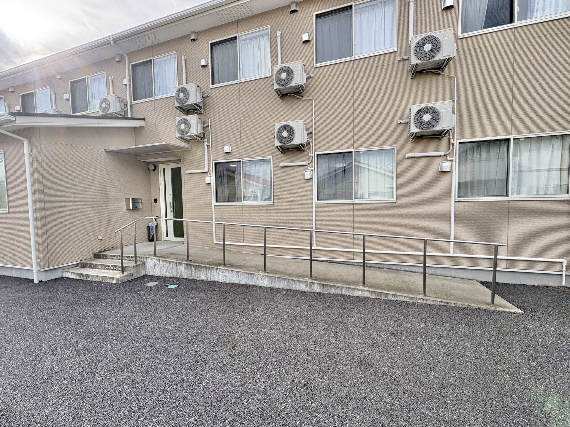 スロープ付きの建物外観