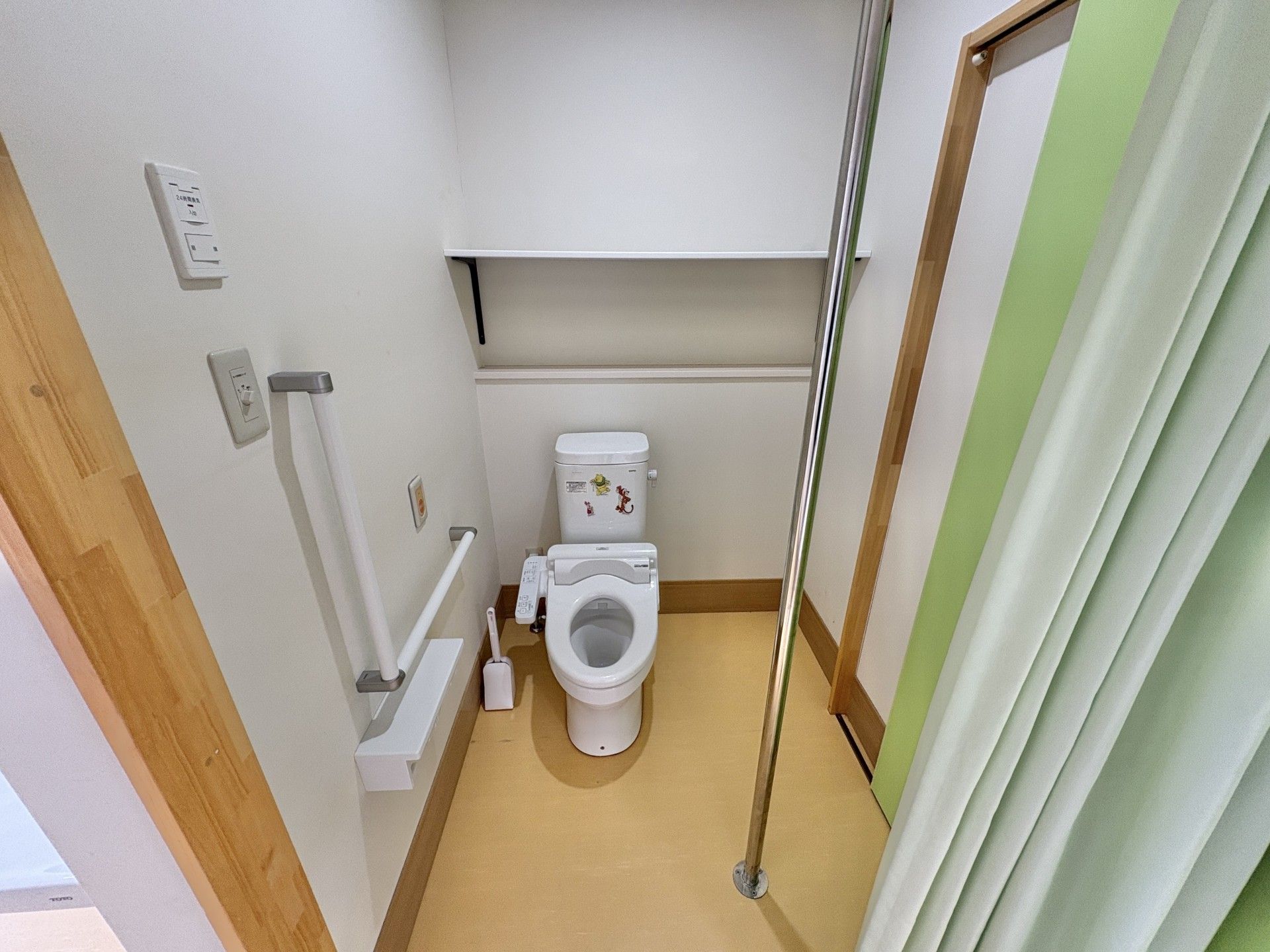 手すり付きのトイレ