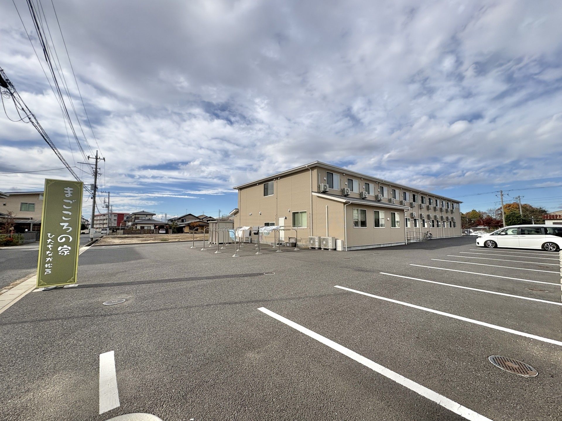 駐車場と建物の外観