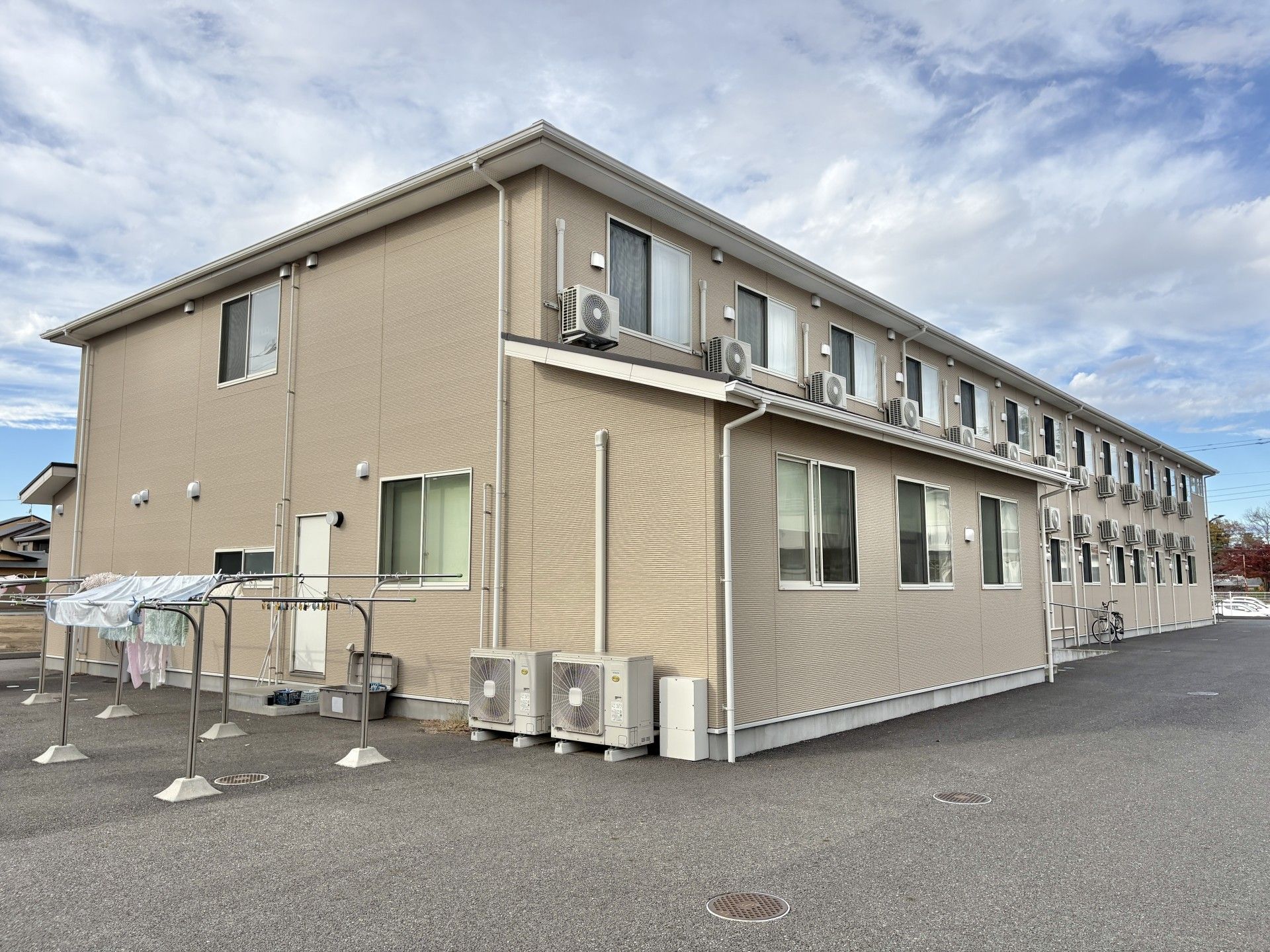 建物外観と洗濯物