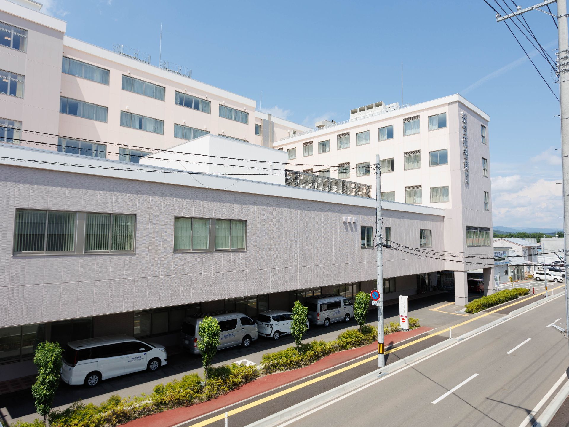 段差が排除された、車椅子の方でも楽に入館できる施設の外観