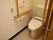 車椅子を使う入居者に配慮して手すりが設置されているトイレ