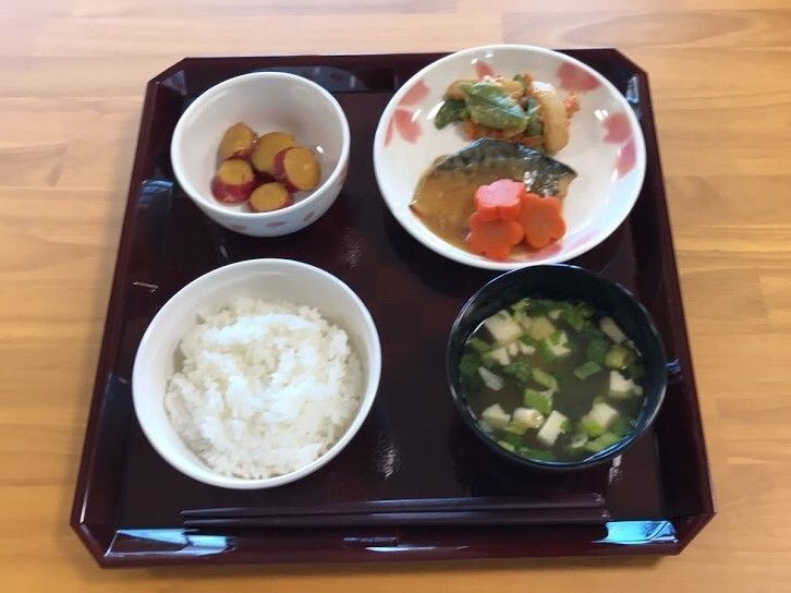 ご飯と味噌汁、煮物の小鉢が付いた食事