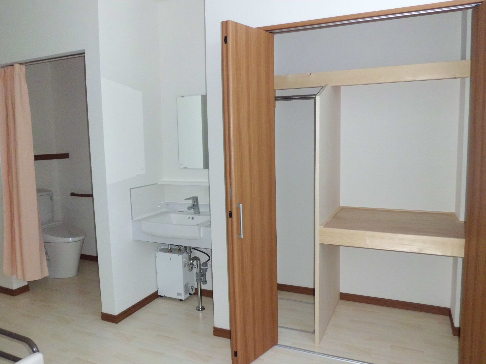 トイレと洗面台、クローゼットが設置されている居室