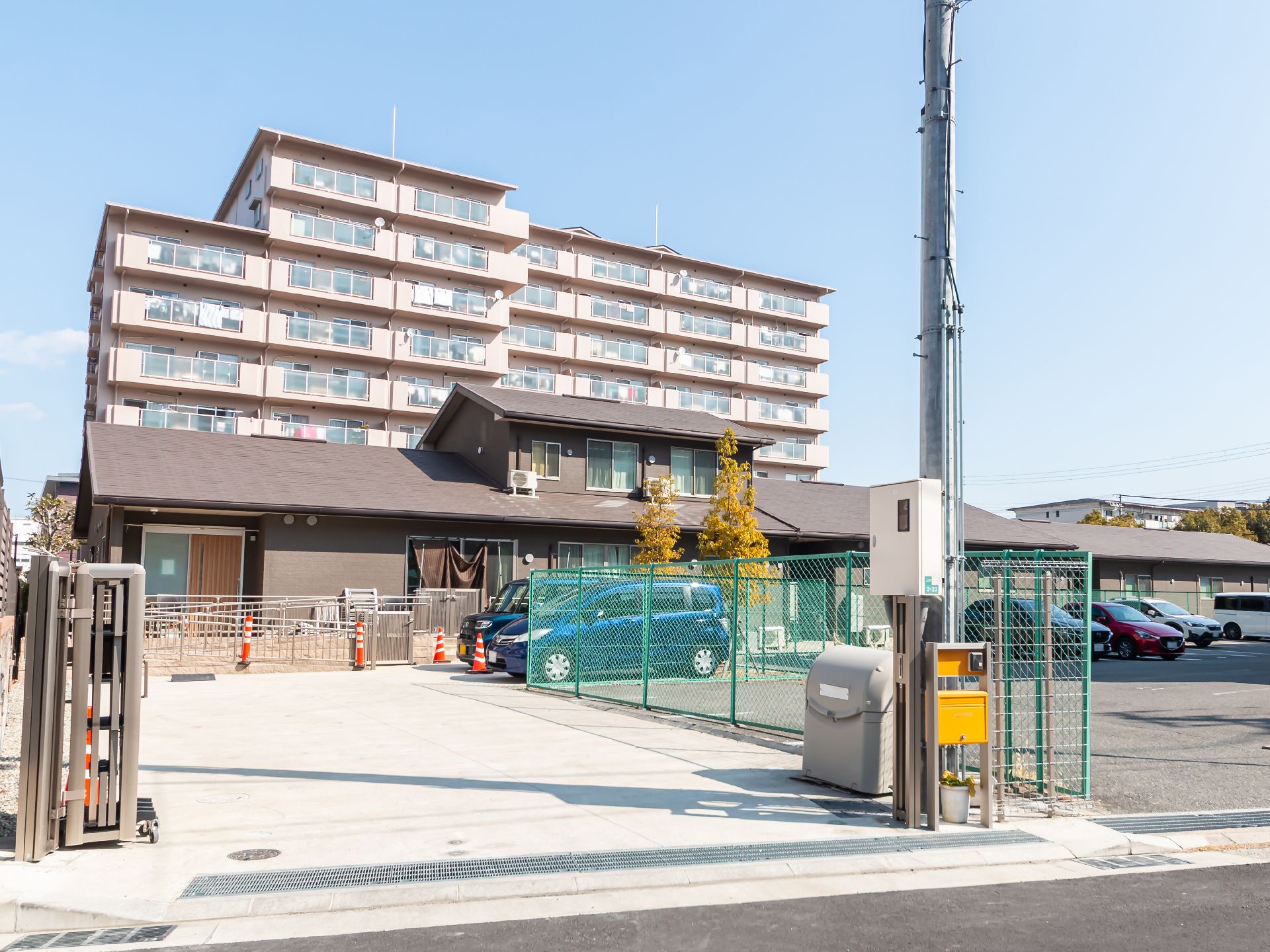 駐車場も設置してある介護施設の外観