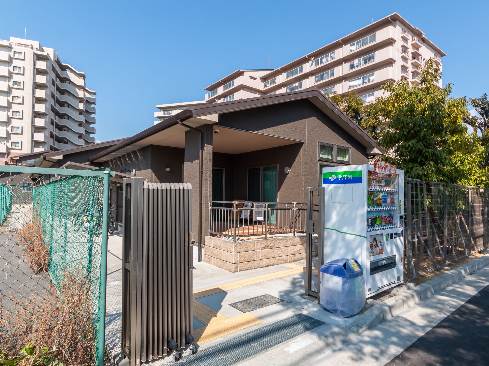 スロープが設置してある介護施設の外観