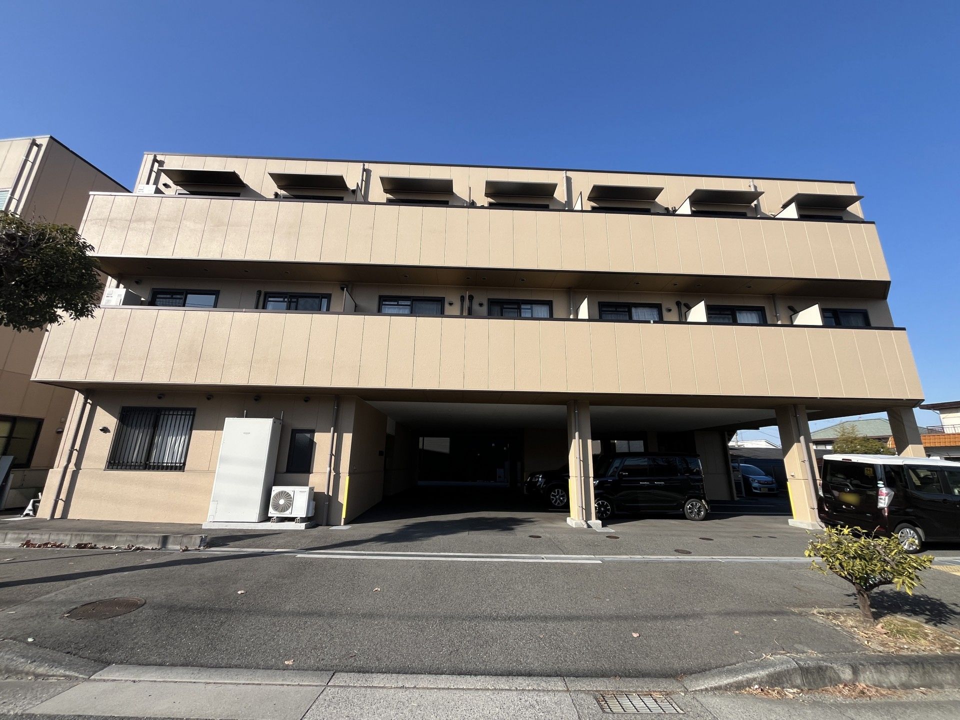 三階建ての建物外観