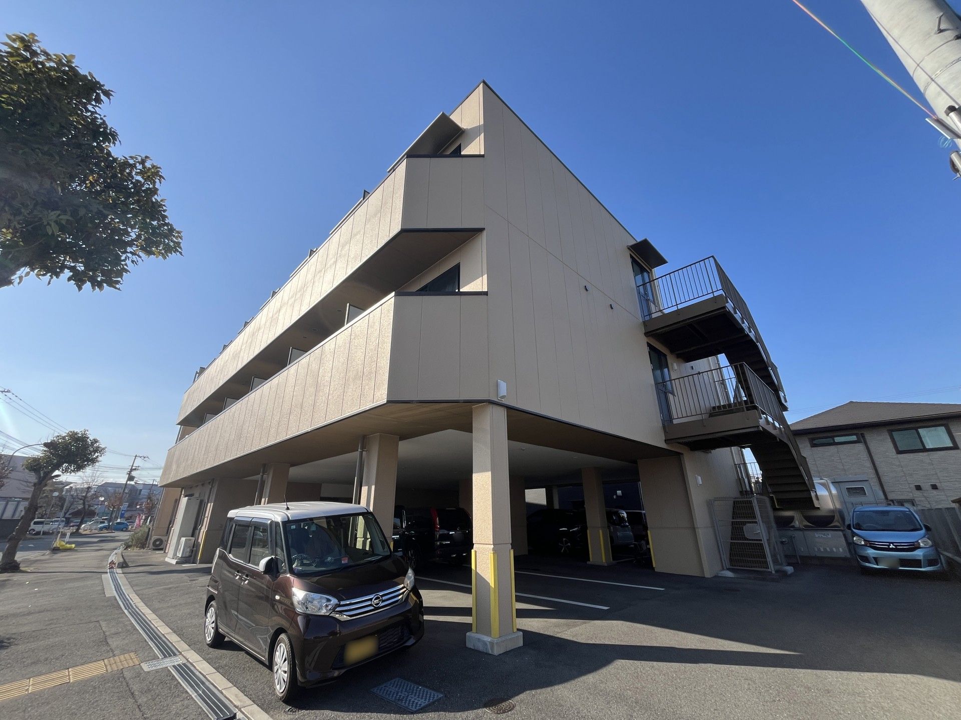 三階建ての建物外観