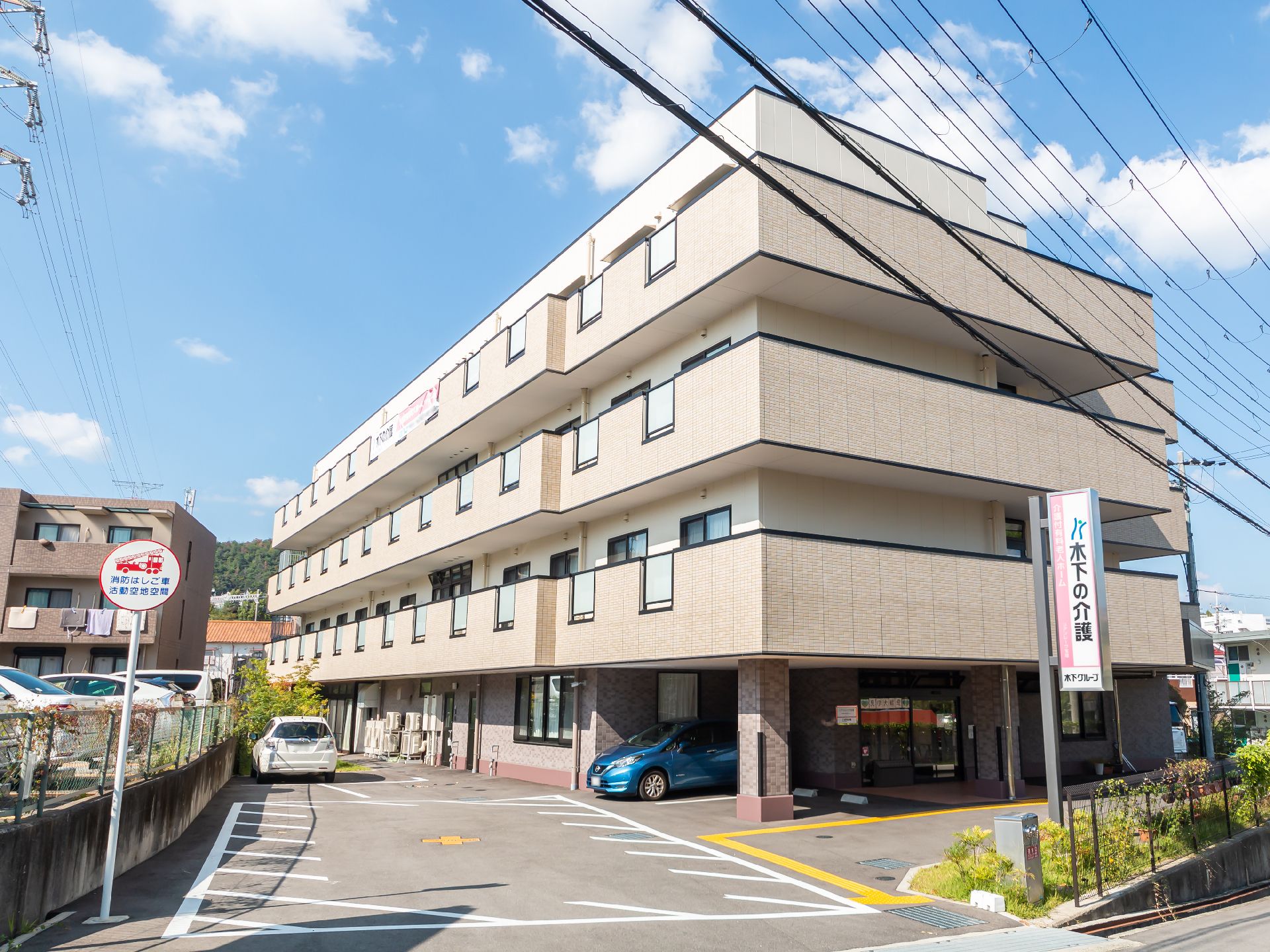 地上４階建ての温かみのある色調の外観の老人ホーム