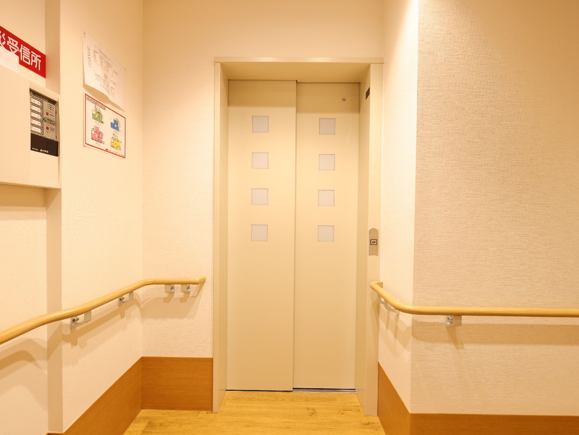 手すりがついていてエレベーターに入りやすい廊下