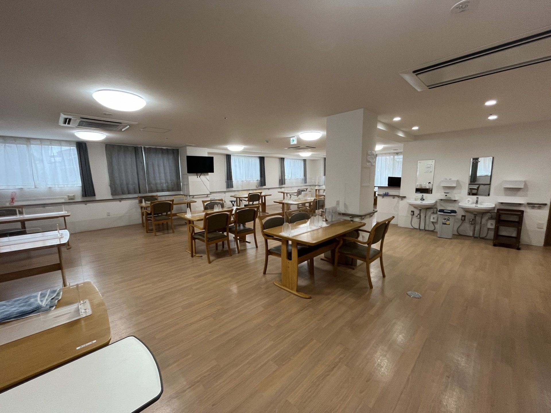 広々とした共有ダイニング