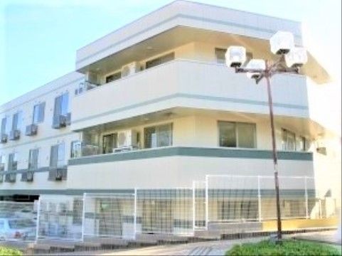 ラ・ナシカ ふじまつの外観。大きな駐車場を完備しておりますので、ご来訪の際はお車でのお越しができます。