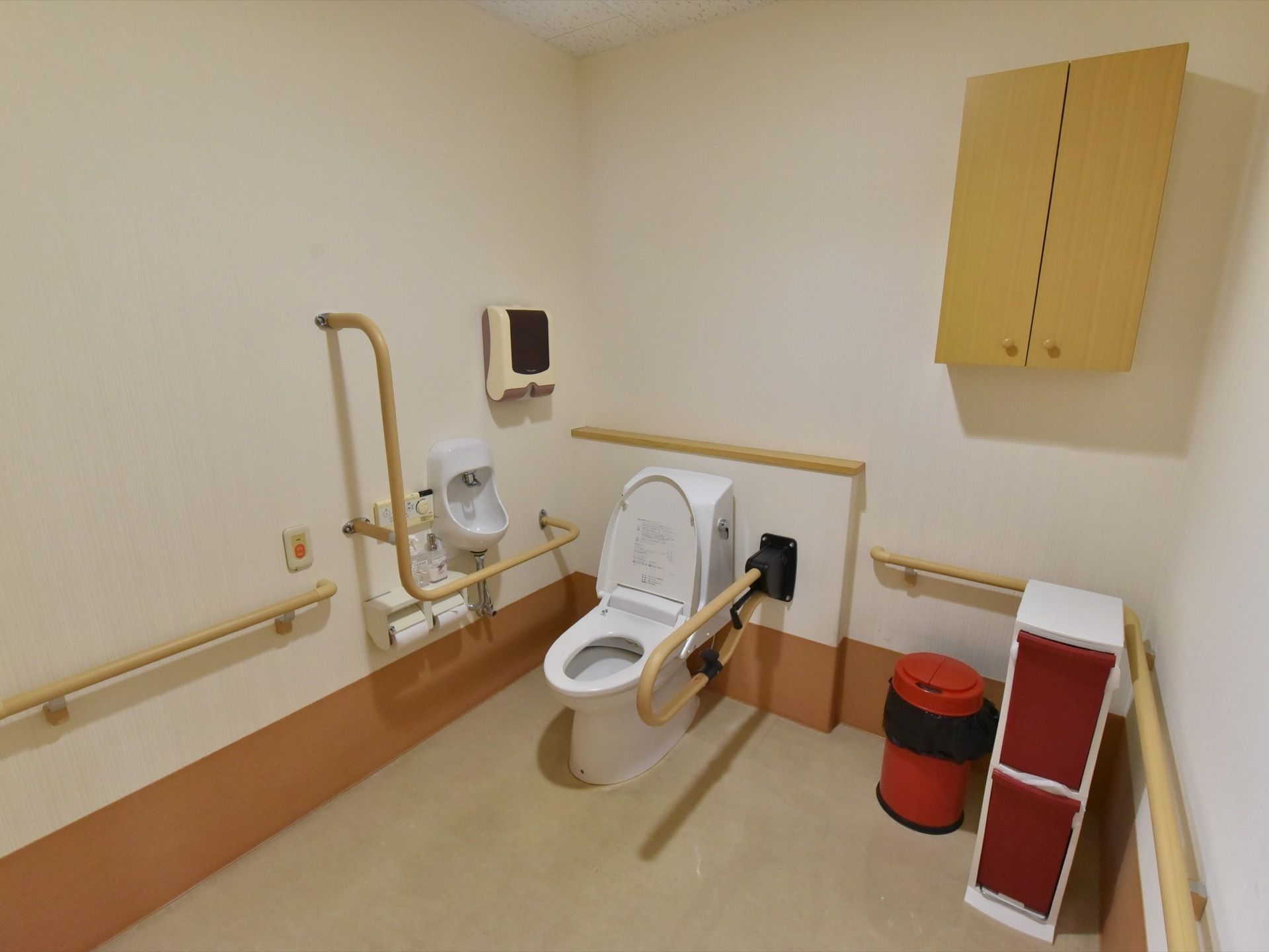 Ｌ字型手すりやレバー式手すりを設置したトイレは安全で、温水洗浄便座器を完備しているので快適にようをたすことができる。