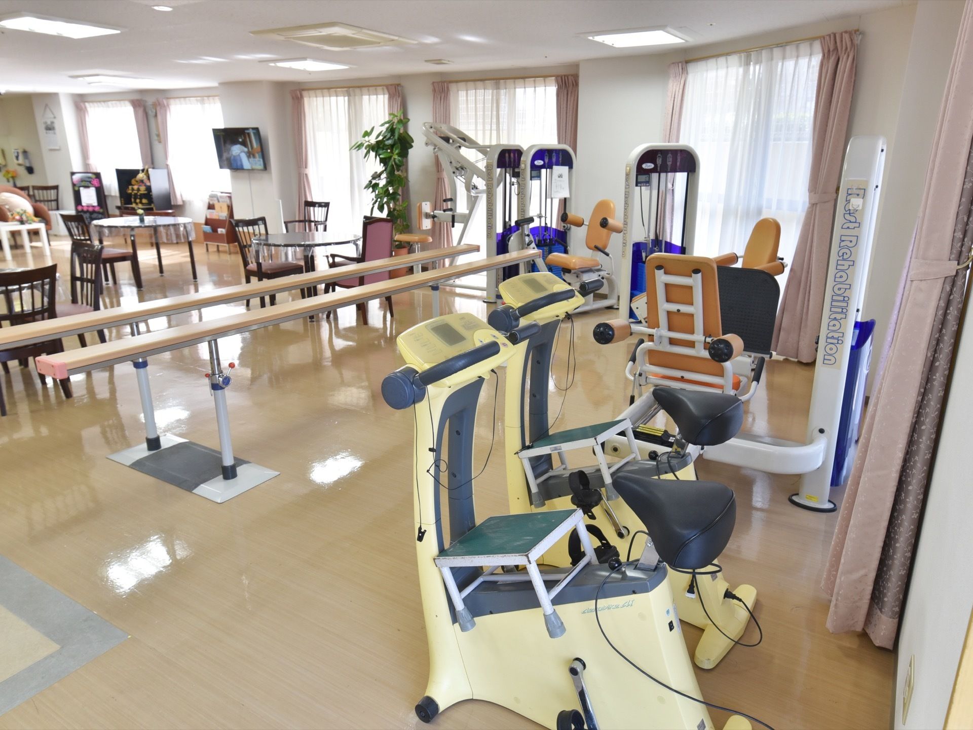 身体機能回復に利用される機器が設置されている。入居者様の身体の状況に合わせて、筋力保持のため活用する。