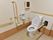 温水洗浄便座器を完備したトイレには、手すりや呼び出しブザーを設置しており、入居者様への安全対策がとられている。
