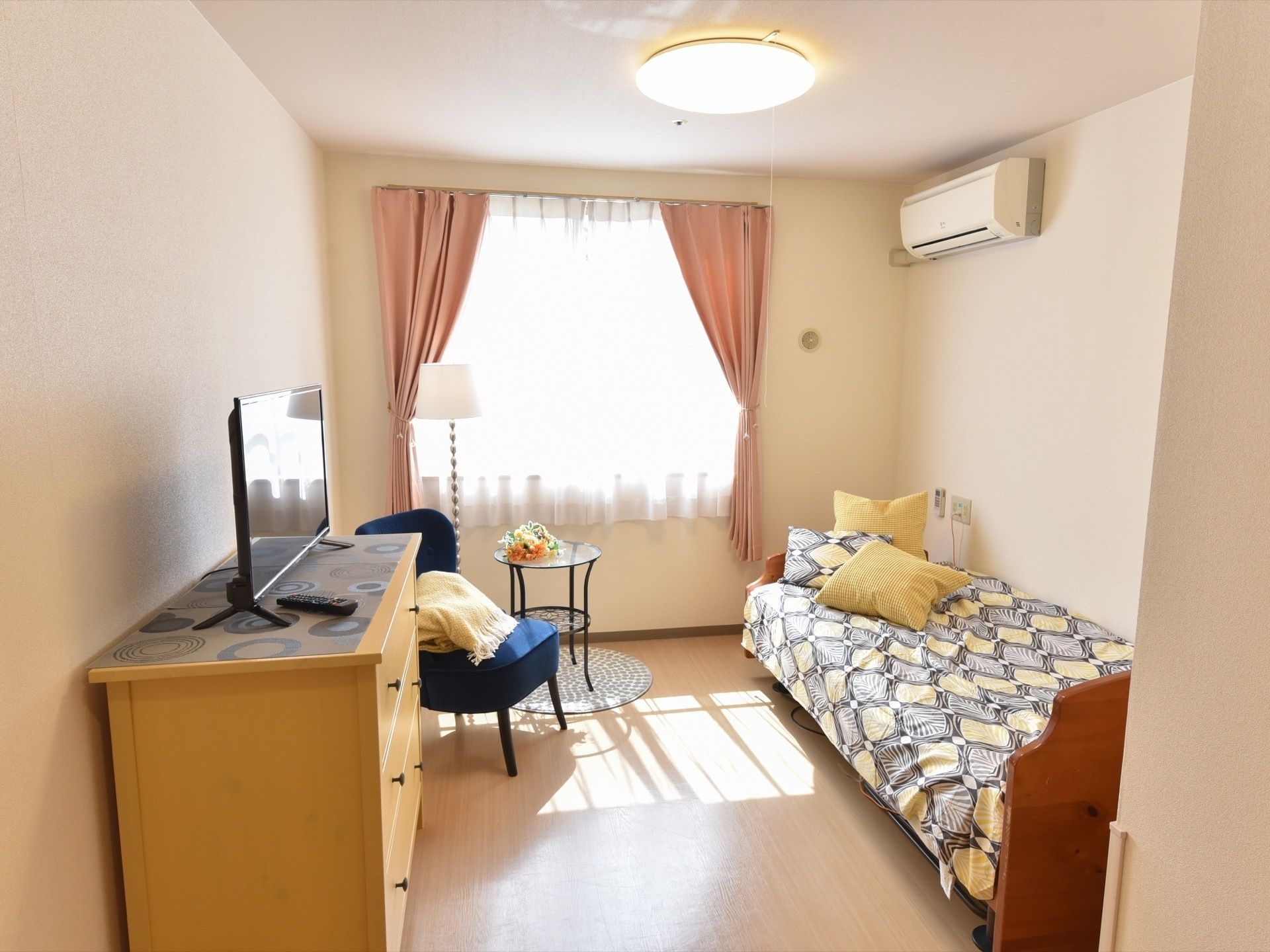 大きな窓があり設備の整っている居室は、入居者様の自室として、家具や装飾などでお好きな空間にレイアウトされている。