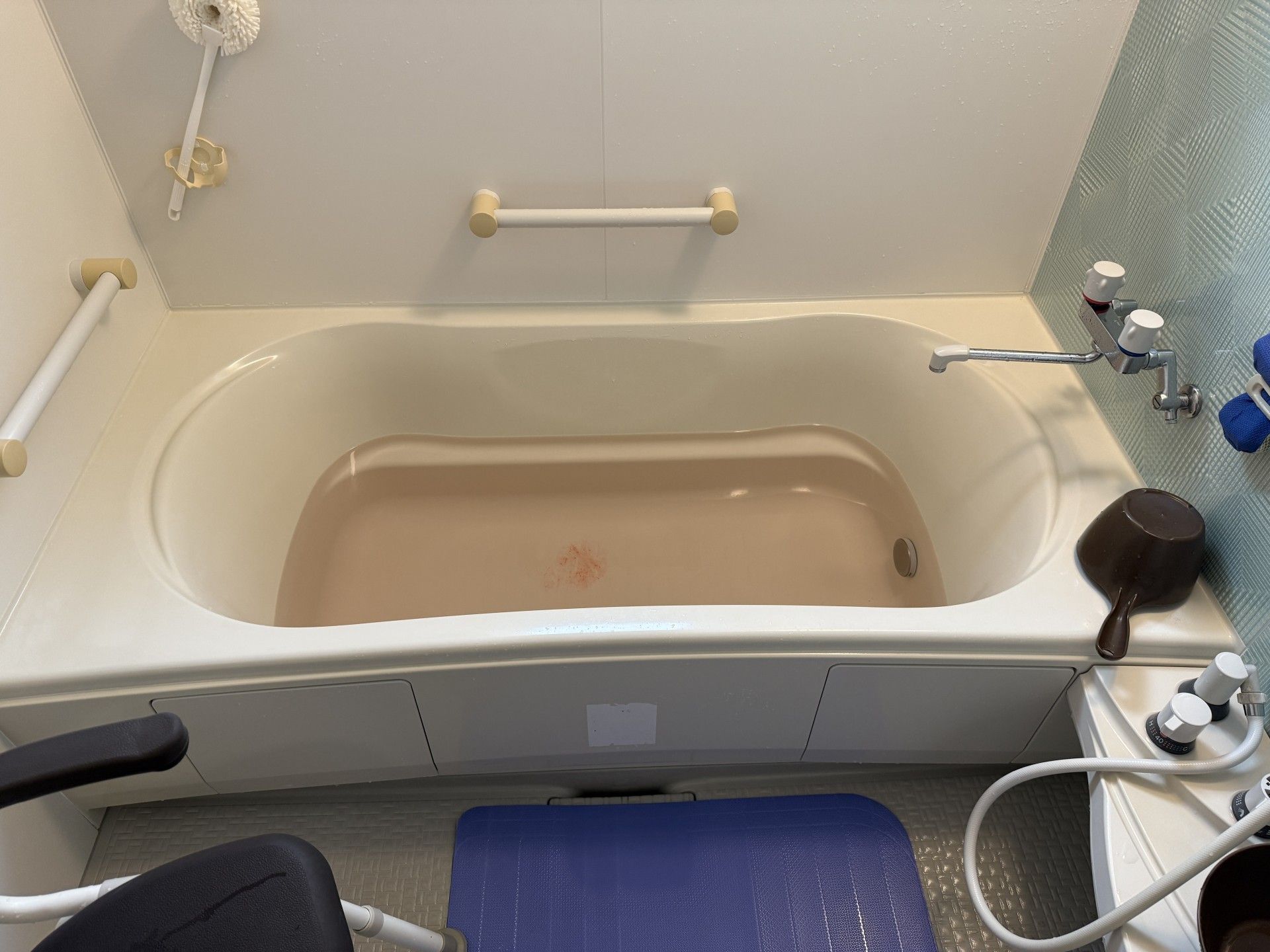 手すり付きの浴槽