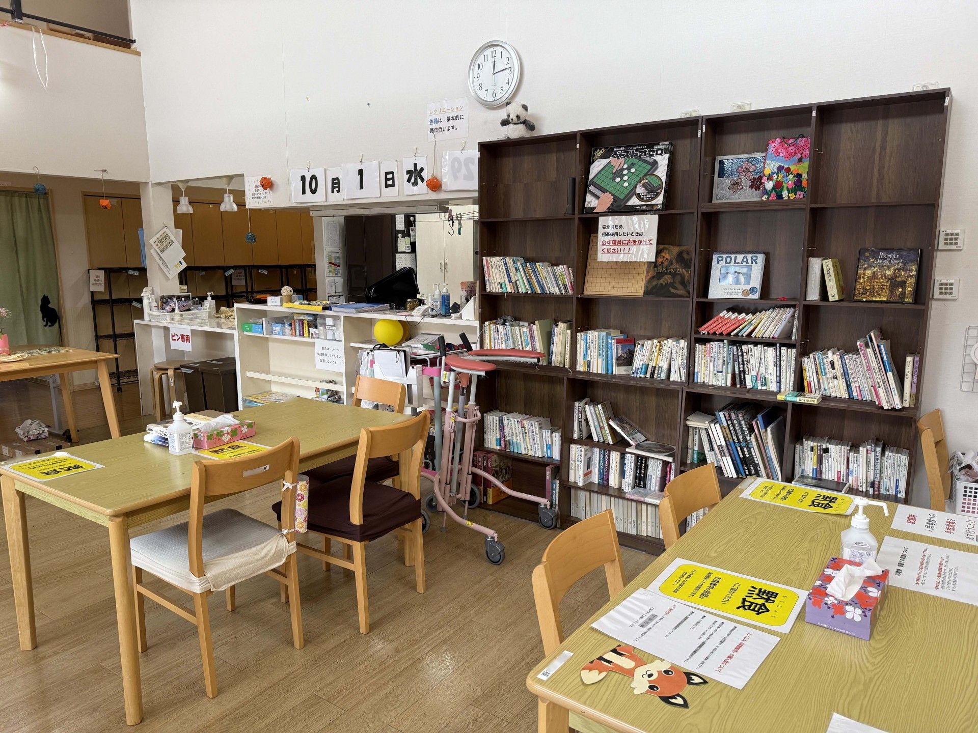 本棚とテーブルのある部屋