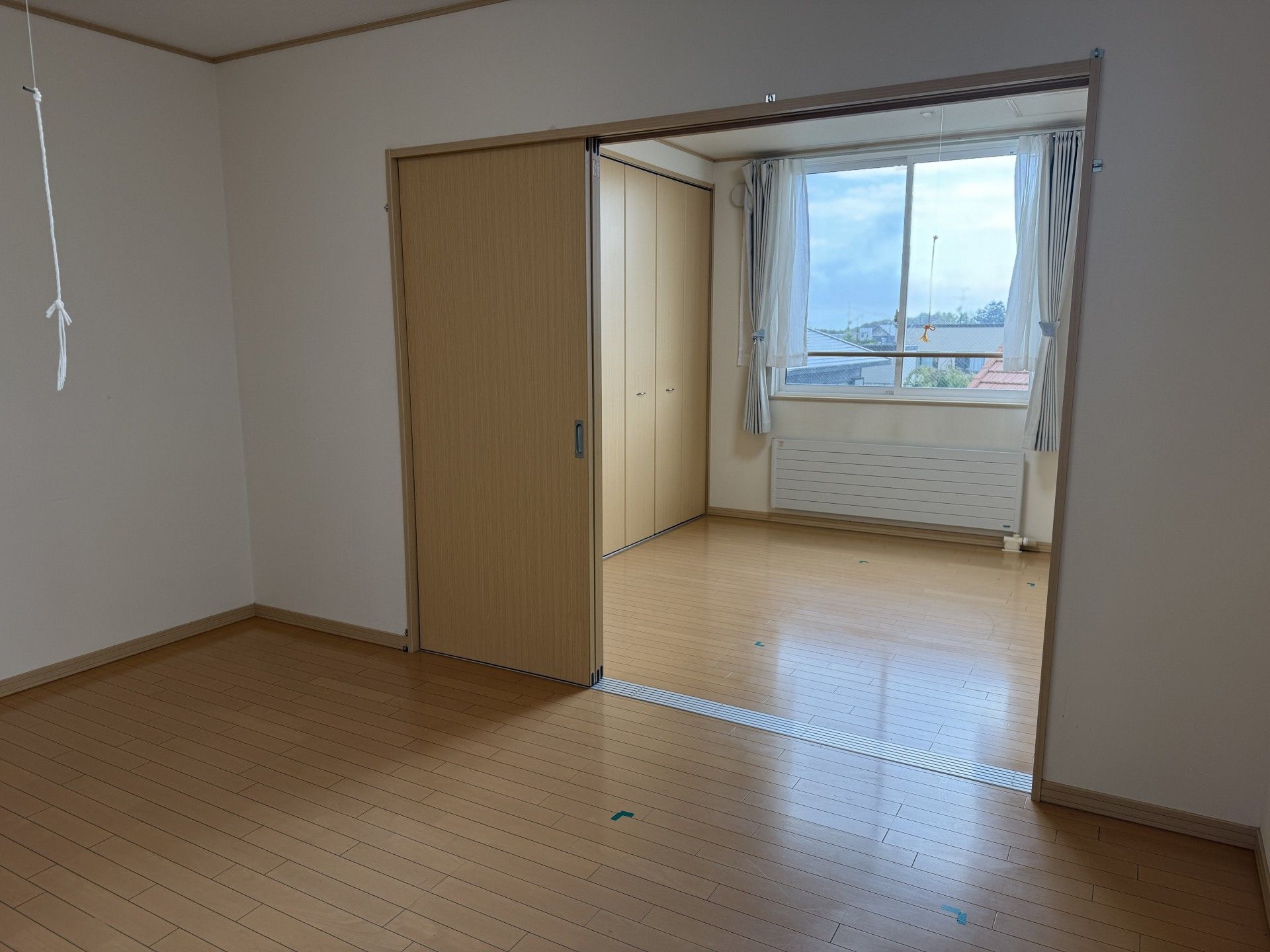 窓際の明るい部屋