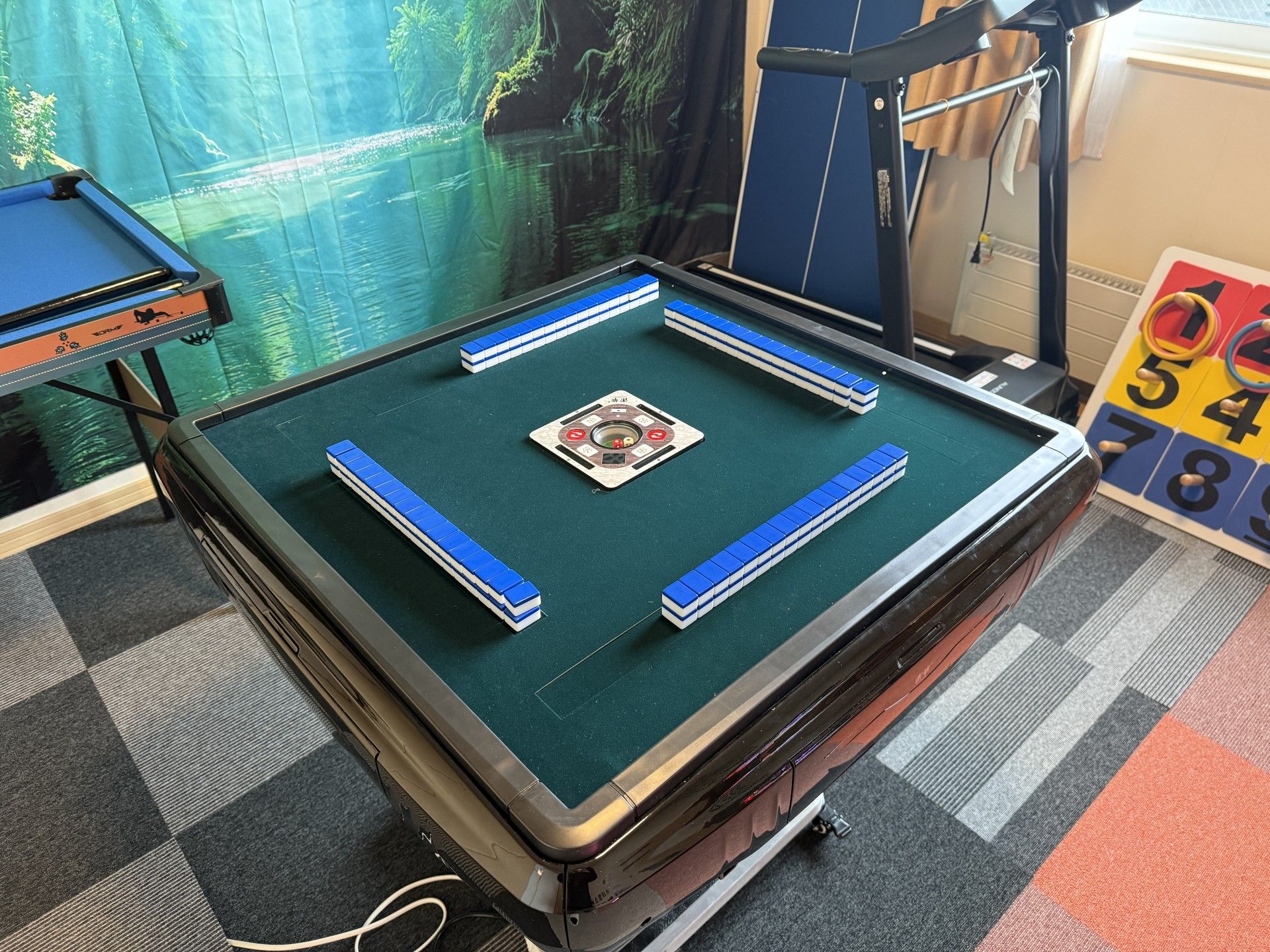 麻雀卓と運動器具の部屋