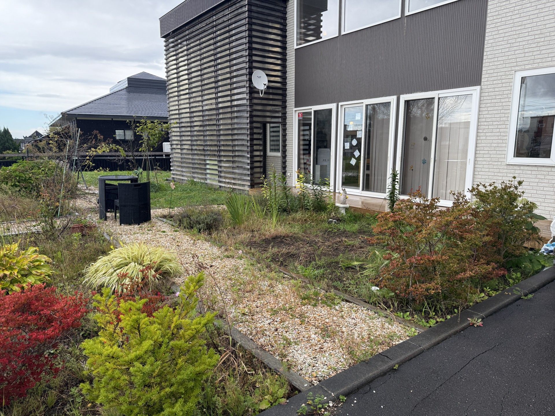 庭のある建物の外観