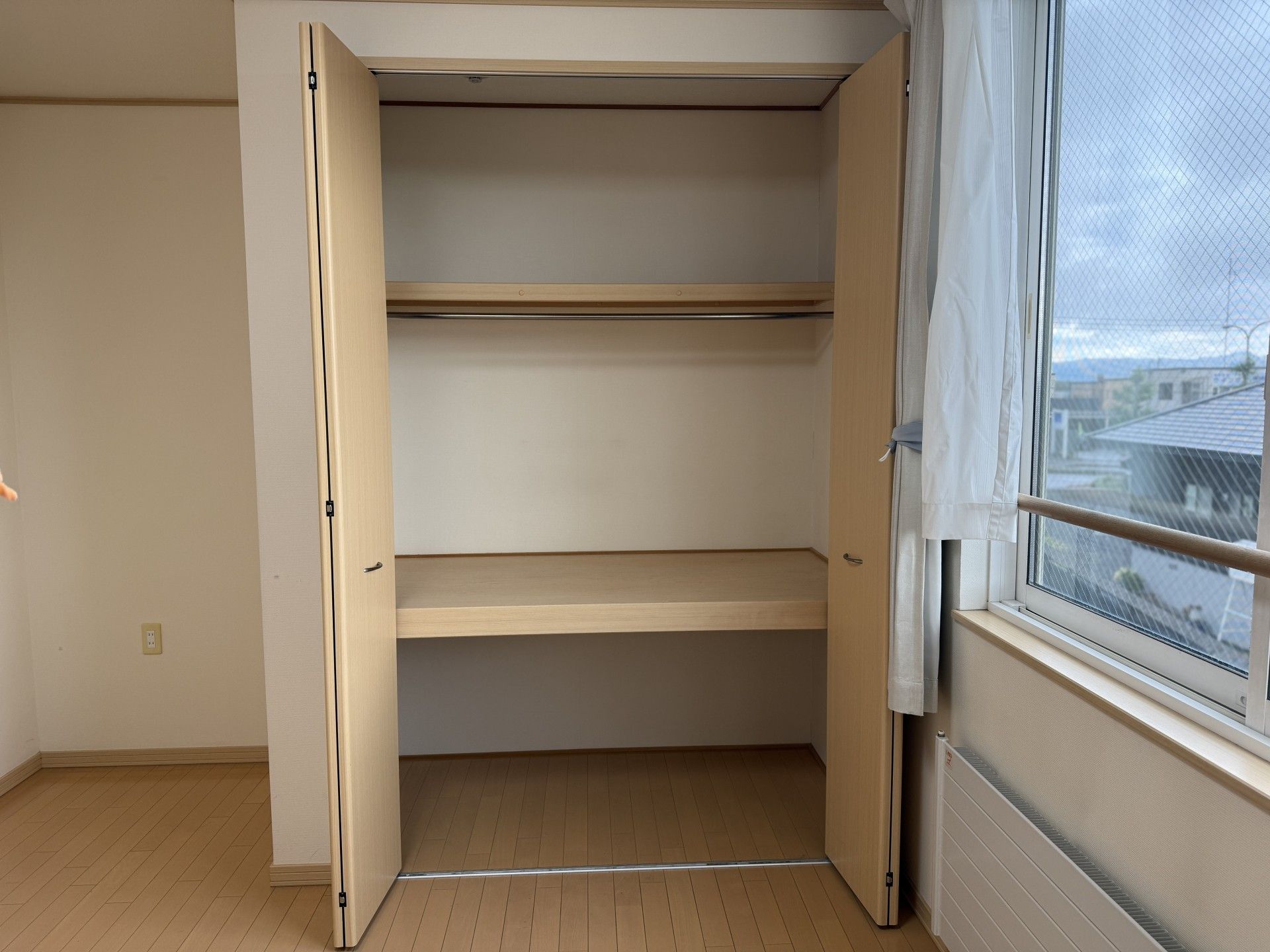 収納スペースと窓