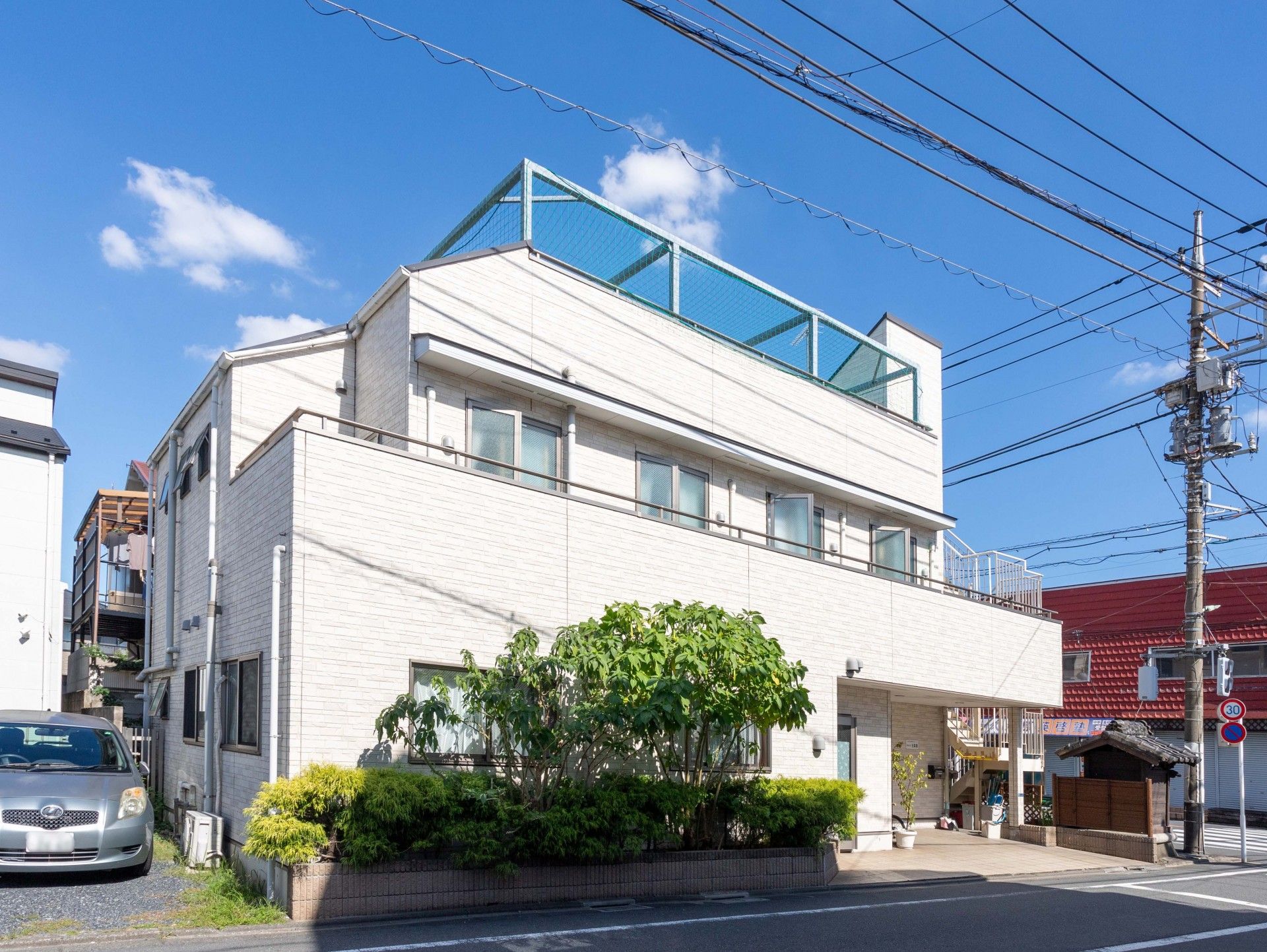 明るい外観の建物