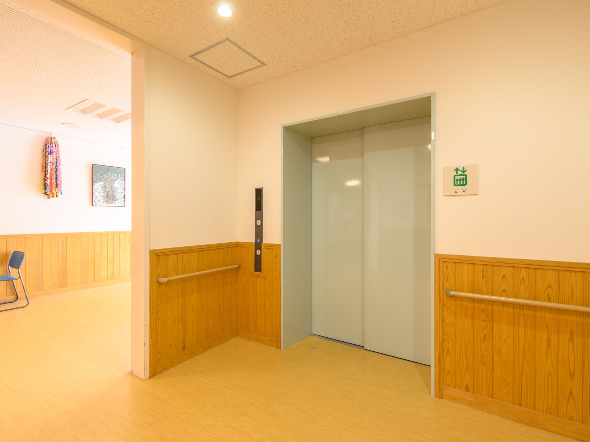 廊下の端に設けられているエレベーター