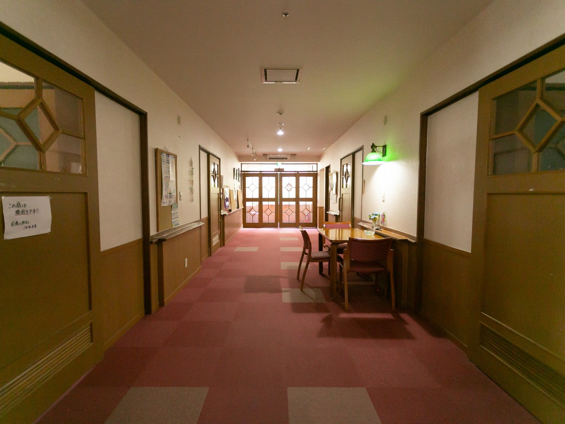 広くつくられた廊下