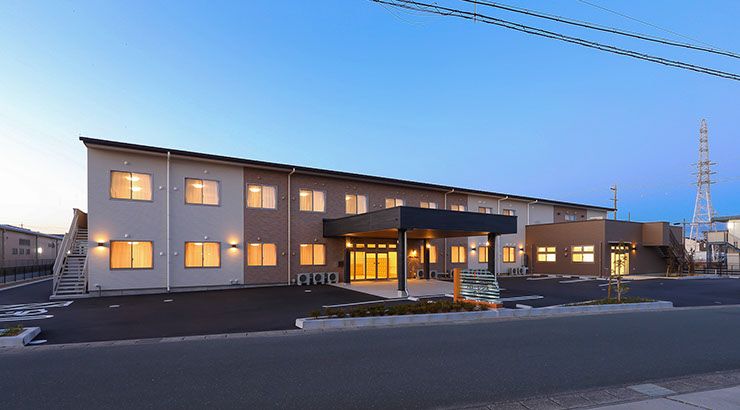 広く明るい施設の外観