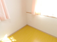 明るい個室の介護施設の部屋