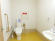介護施設内の廊下とトイレの様子