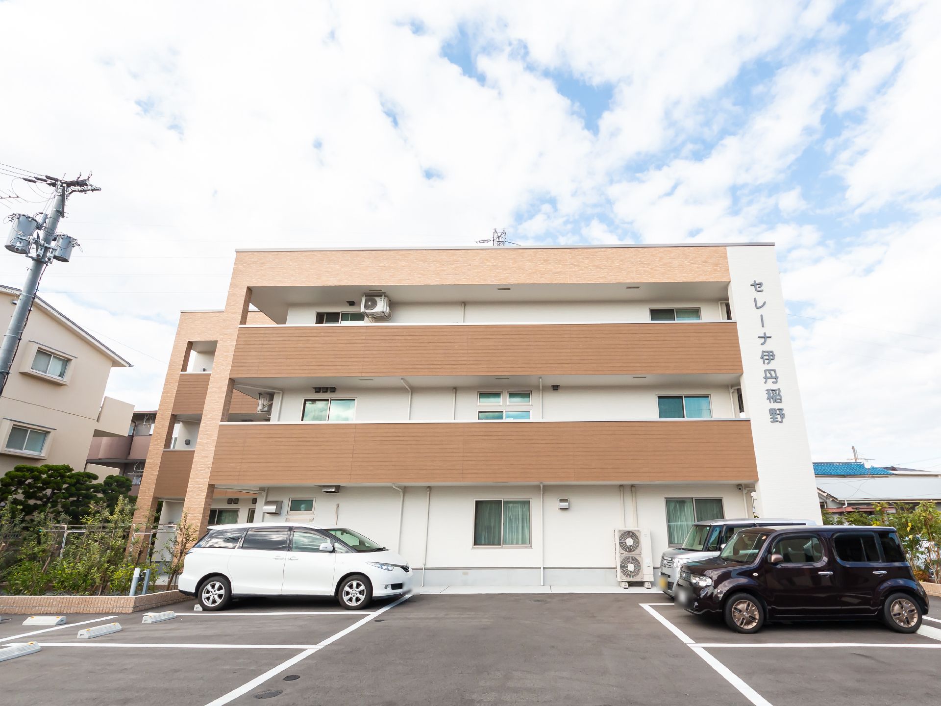 五階建てで駐車場のある介護施設
