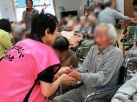 笑顔で交流する場面