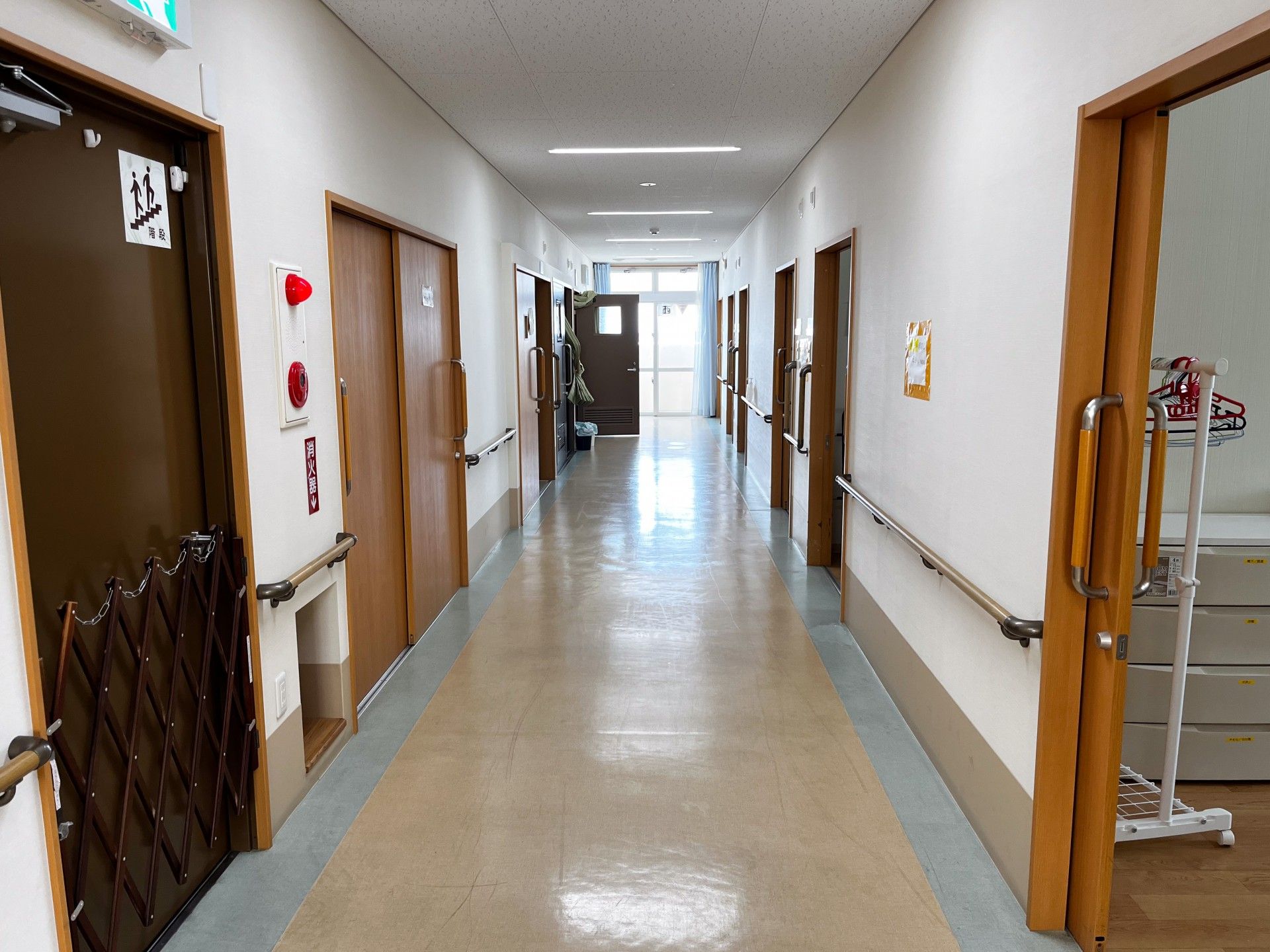 安全な手すり付き廊下