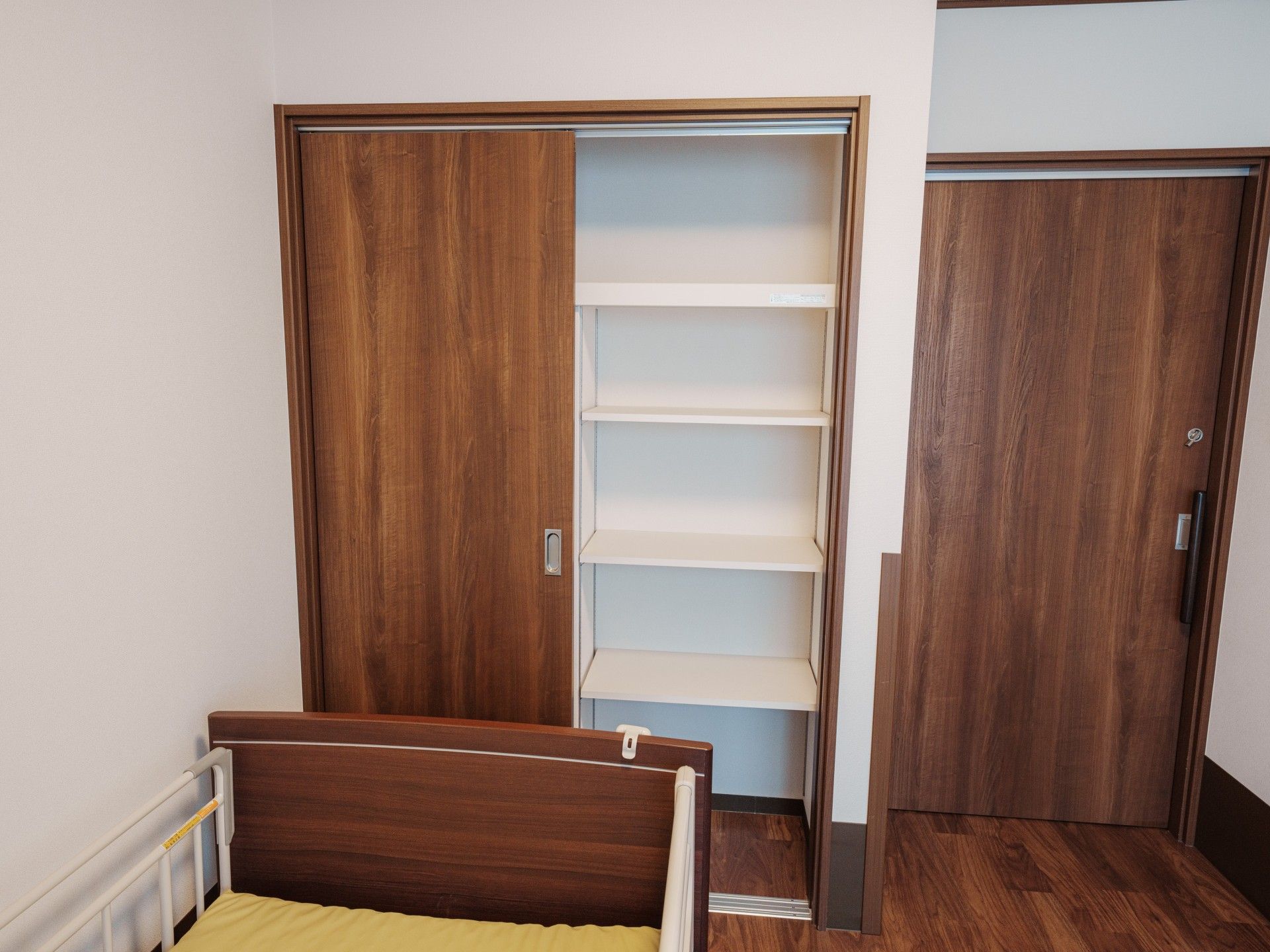 収納棚とベッドの部屋