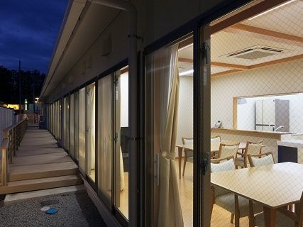 夕暮れ時の共有ダイニング