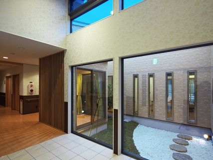 明るいエントランスホール