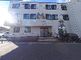静かな通りに面した建物の外観