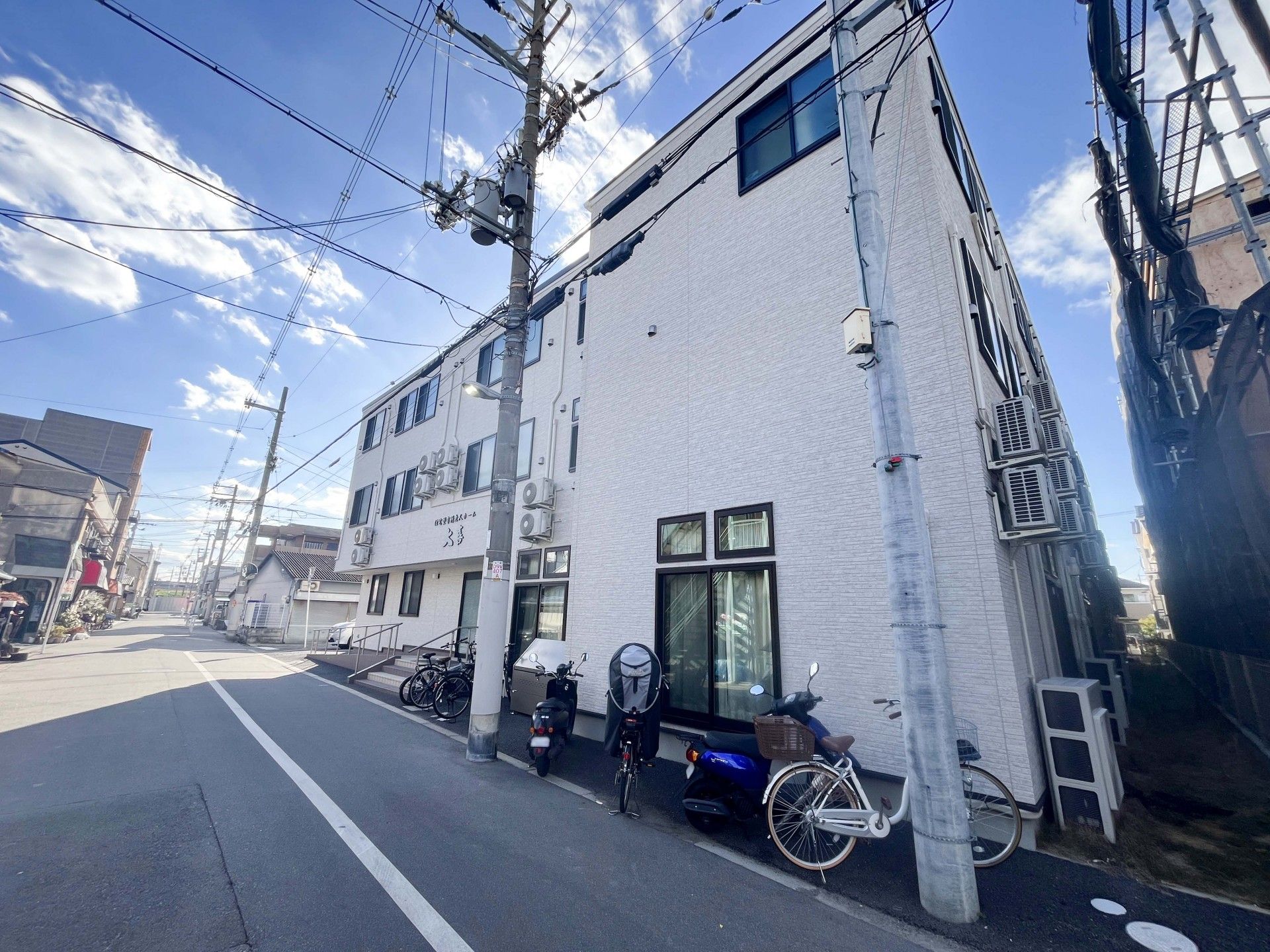 白い外壁の建物