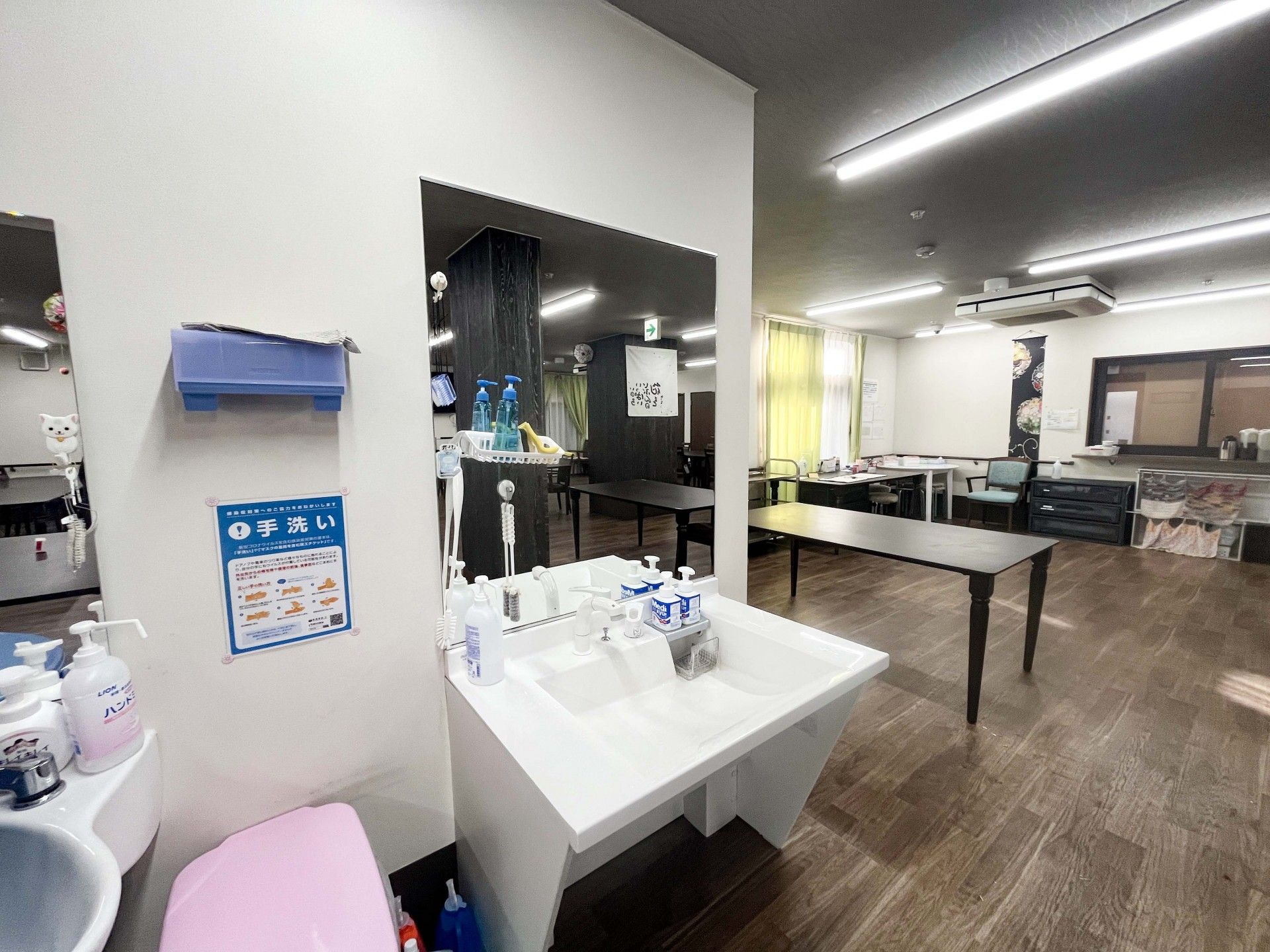 手洗い場と広いテーブル