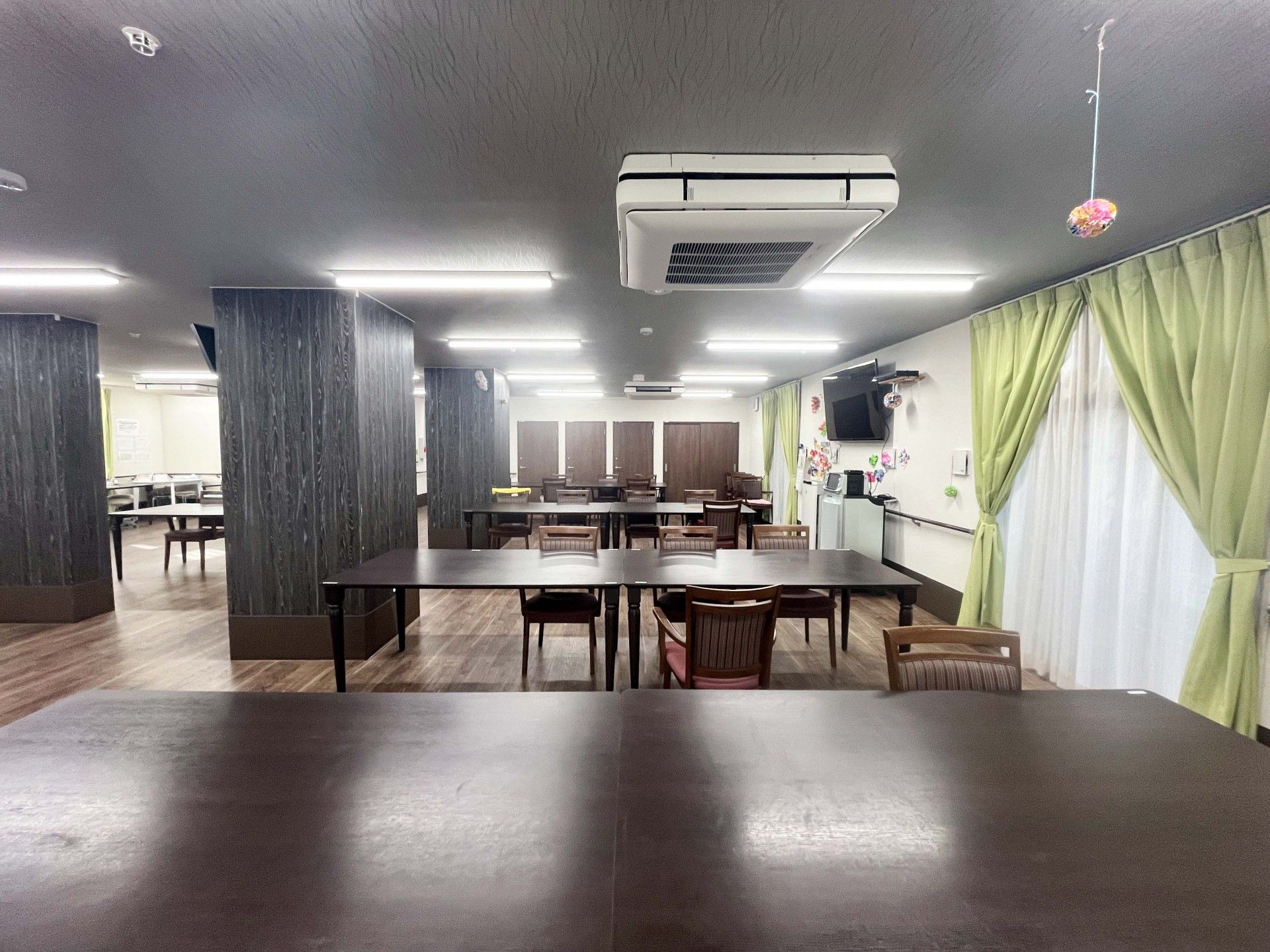 広いテーブルのある部屋