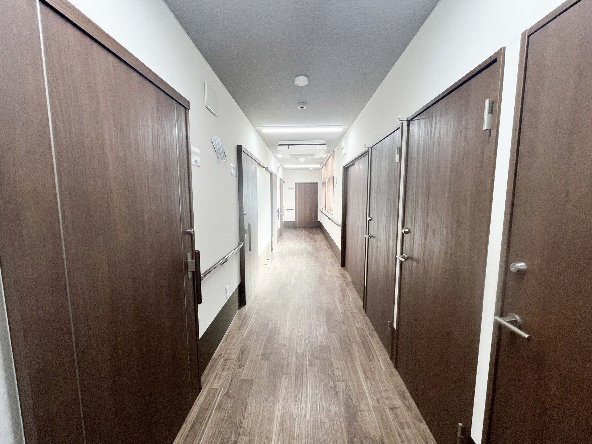 落ち着いた色調の廊下