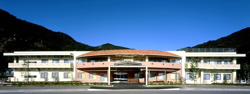 自然に囲まれた施設外観
