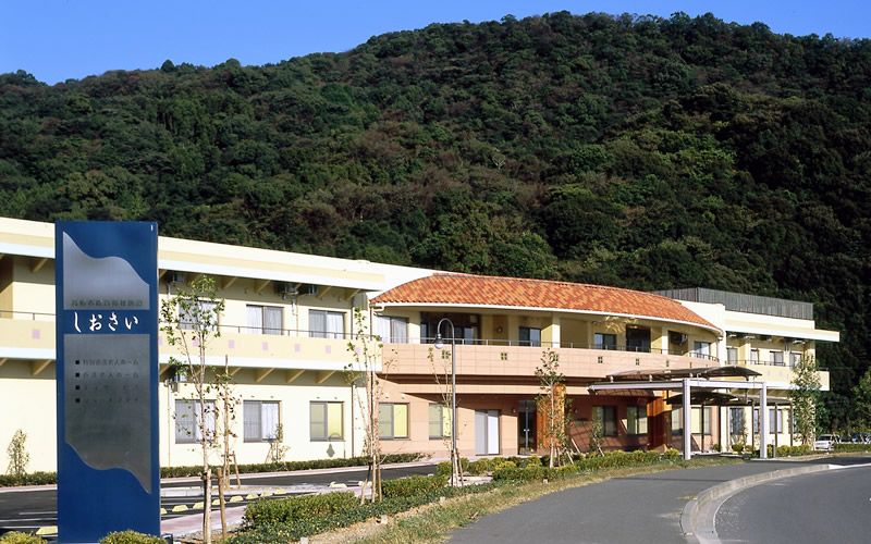自然に囲まれた建物正面