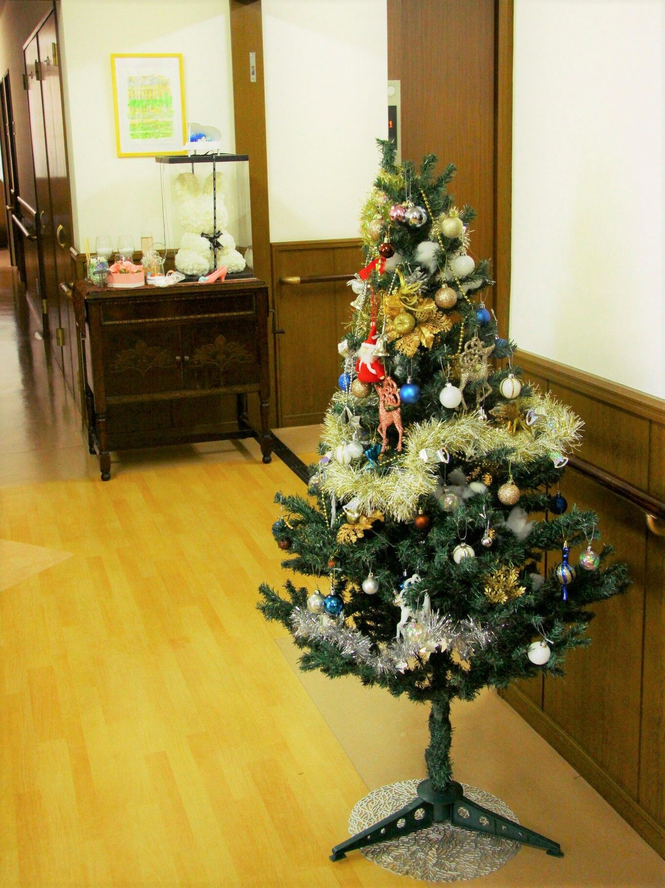 クリスマスの飾りつけが施してある施設内のリラックススペースの一角