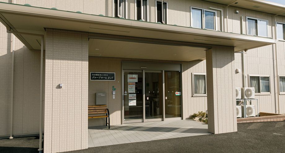 入り口が広い建物正面